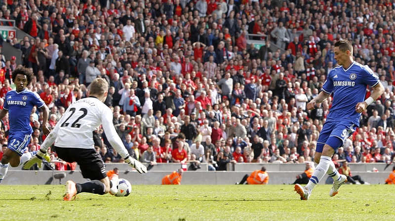 Chelsea's Fernando Torres (R) passes to Willian to score the Blues' second goal