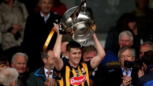 Lester Ryan lifts the Allianz League Division 1 trophy