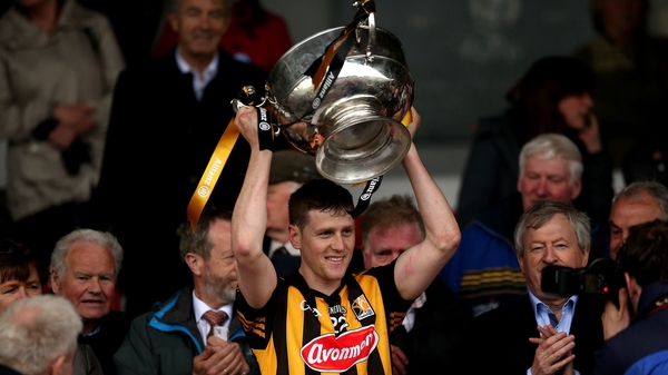 Lester Ryan lifts the Allianz League Division 1 trophy