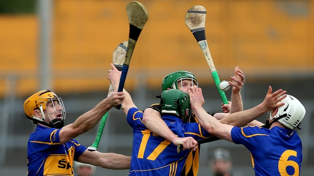 Tipp defenders surround Henry Shefflin