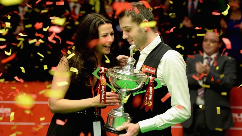 Mark Selby celebrates victory with his wife Vikki