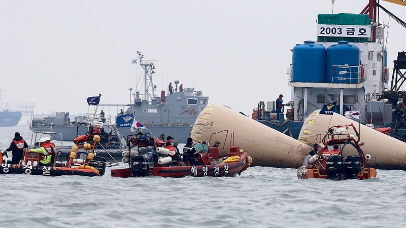 The death of a recovery diver has fueled debate on how long the recovery operation should continue