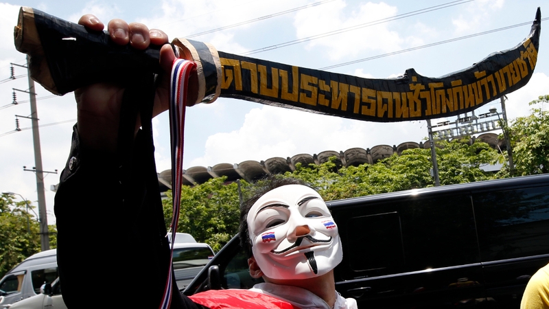 Anti-government protesters march on Government House in Bangkok