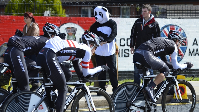 Fans (and pandas) watch the Giro riders warm up through the streets of Belfast