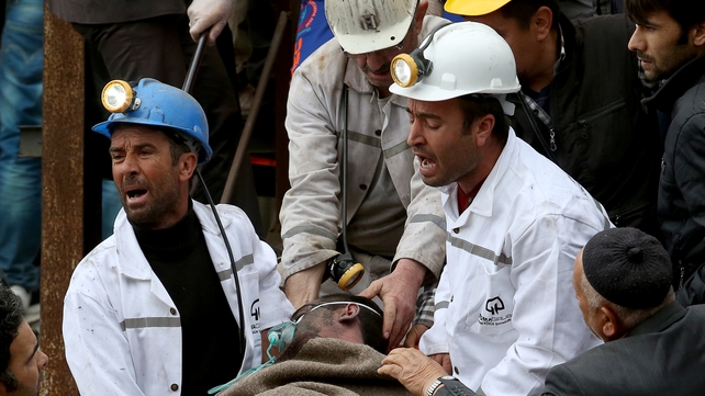 Rescue workers help victims of the blast. Three days of mourning in Turkey have been announced