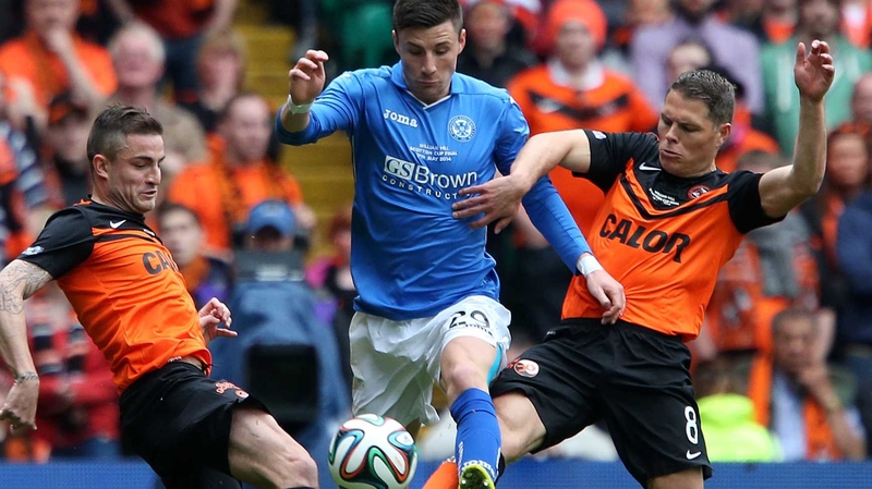 St Johnstone's Michael O'Halloran and Dundee United's John Rankin (r)