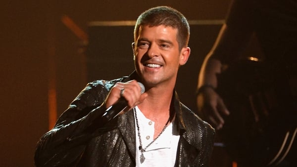 Robin Thicke premiered his new single Get Her Back at the Billboard Music Awards.