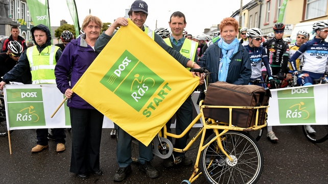 Cahirciveen postal staff (from left): Marian Kenny, Gerry McCarthy, Mícheál O'Sullivan, Josephine Sugiue, get the stage under way