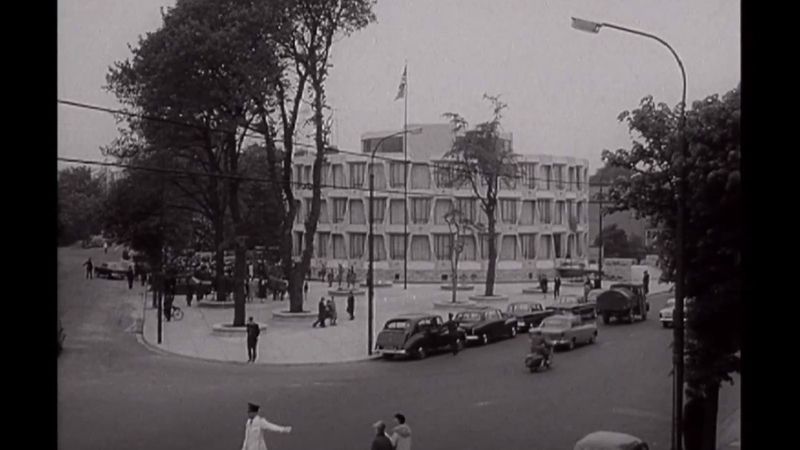 The embassy was described in 1964 as 'being circular as the placement of the 13 stars in the first American flag'
