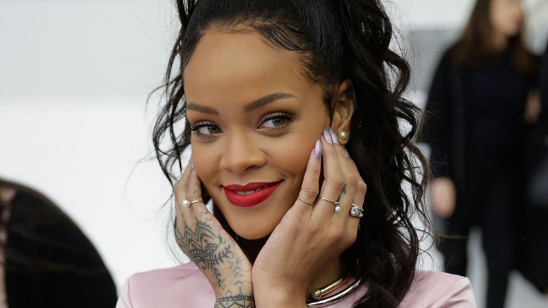 Charlie Sheen lashes out at Rihanna on Twitter