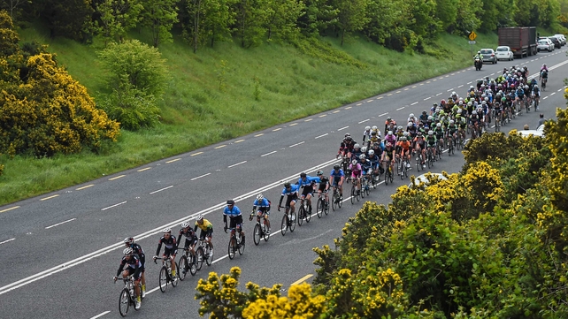 Stage 6: The peloton leaves Kilmurriheen
