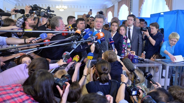 Petro Poroshenko speaks to media after voting in Kiev