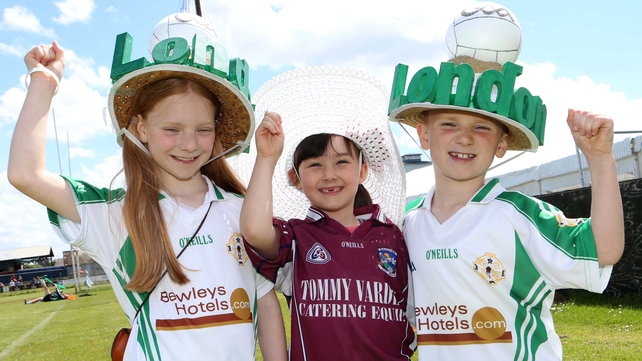 Young London and Galway fans mingle before throw-in