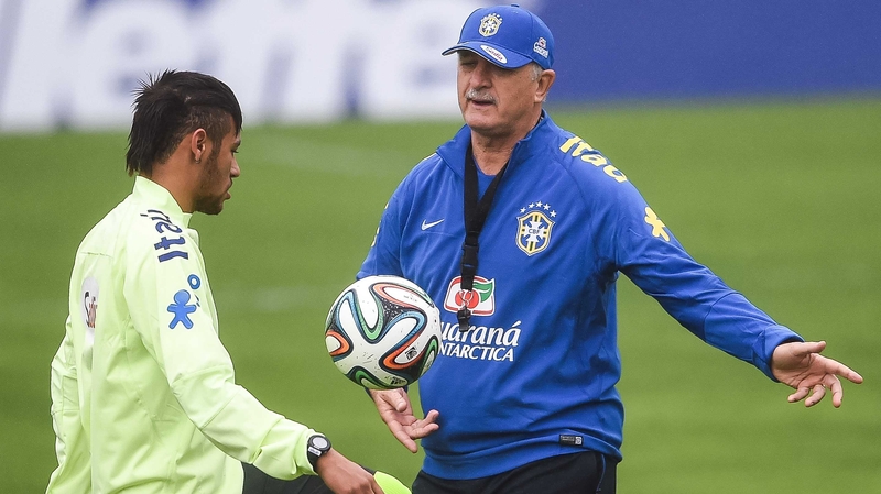 Luiz Felipe Scolari talks tactics with Neymar