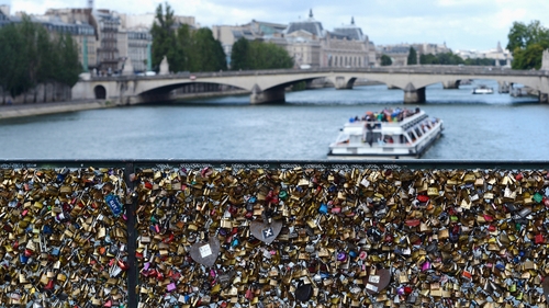 The locks only appeared on the Pont des Arts in 2008, having already become a craze in Germany, Russia, China, Italy and more recently on the Ha'penny Bridge in Dublin