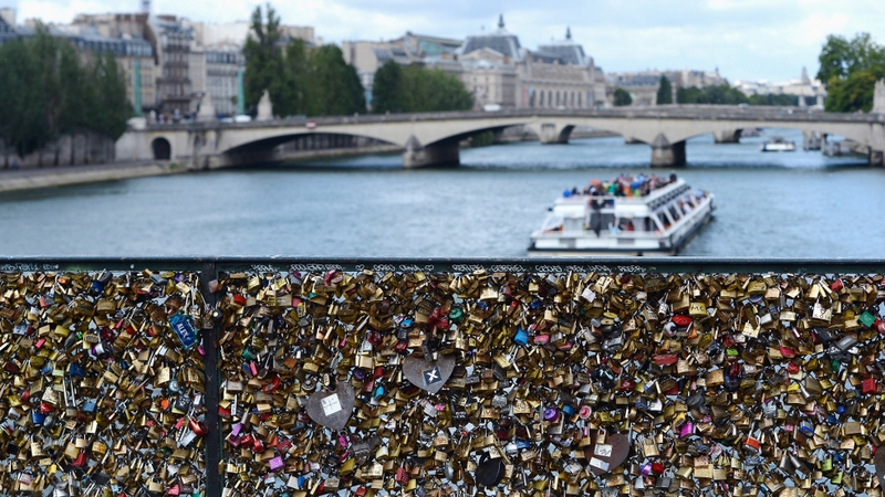 The locks only appeared on the Pont des Arts in 2008, having already become a craze in Germany, Russia, China, Italy and more recently on the Ha'penny Bridge in Dublin