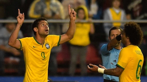 Fred (l): 'I don't see a lot of the ball, I don't have the skills of Neymar, we fight, we hold up the ball'
