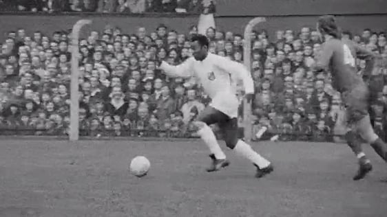 Pelé in action for Santos FC at Dalymount Park 1972
