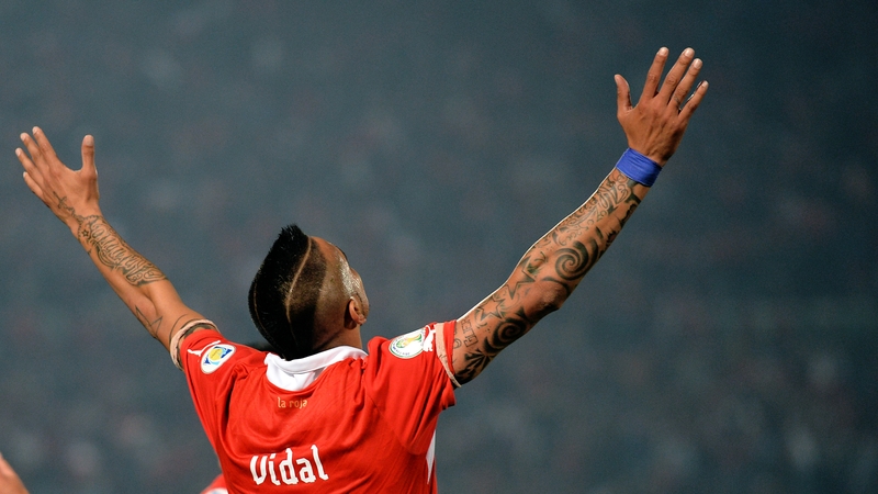 Arturo Vidal's knee is of concern to Manchester United