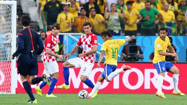 Winding up, Neymar shoots and scores an equaliser in the 29th minute from just outside the box