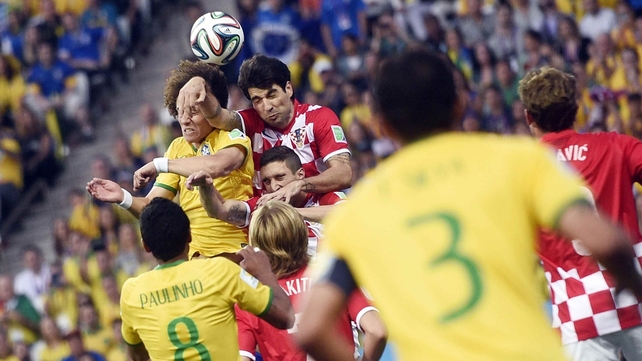 Brazilians and Croatians collide while fighting for possession