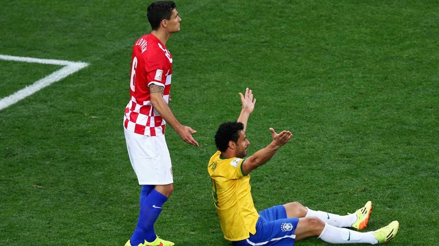 Fred calls for a penalty after a controversial (non)-takedown