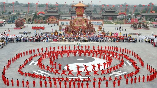 Sínigh i mbun Tai Chi - cleachtaithe coirp seana-bhunaithe do gach aois.