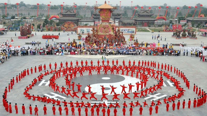 Sínigh i mbun Tai Chi - cleachtaithe coirp seana-bhunaithe do gach aois.