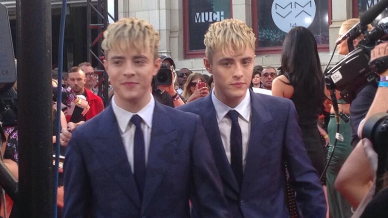 Jedward are mobbed by fans on the MuchMusic Awards Red Carpet© Twitter/@jaiseyebrow
