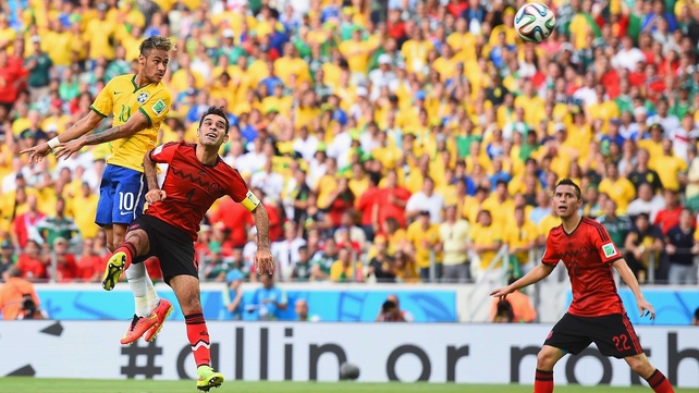 Another of Neymar's close shots on goal, this time from a high header