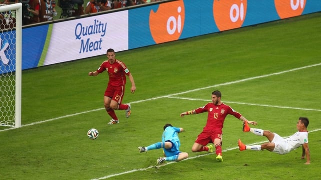 Vargas made the play while he was falling down, while Casillas' dive didn't quite come in time