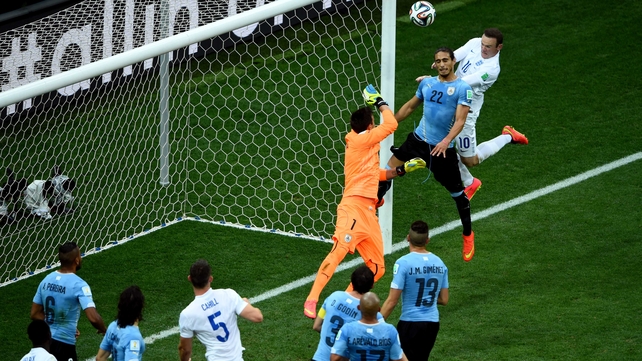 Then, at 32' Rooney saw his best chance of the afternoon so far, bouncing a header just over the crossbar