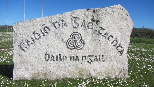 Deis oibre le RTÉ Raidió na Gaeltachta i gCorca Dhuibhne