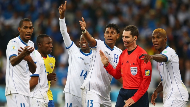 Honduras scored what seemed a legitimate goal in the injury time before the half, but referee Jon Williams called an offside. Despite players' protests, the two teams finished out the first drawn 1-1
