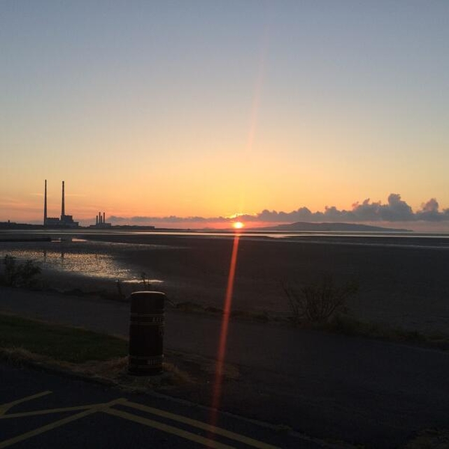 The sun coming up over Howth this morning (@connoleirl)