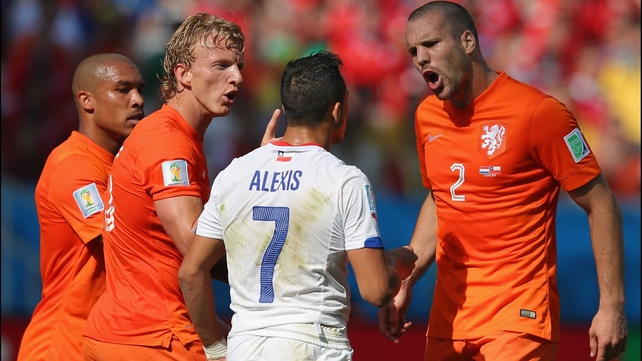 Tensions rose by the break, as Netherlands defender Ron Vlaar and others began to spar with their opponents. The two sides remained drawn scoreless after 45'