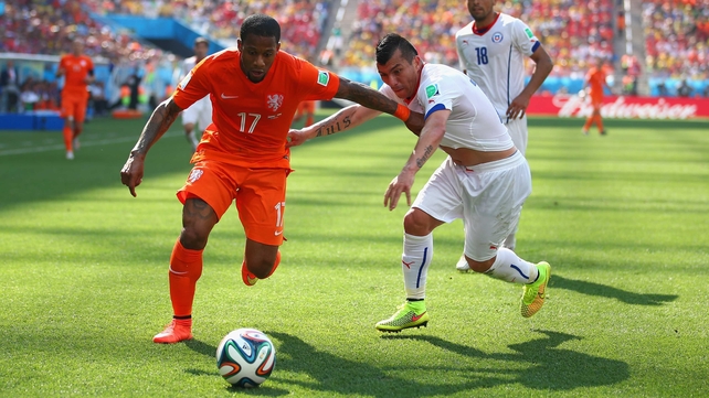 Back in São Paulo, The Netherlands and Chile picked up right where they left off. Lens continued to attack against Gary Medel and the rest of the Chile defence