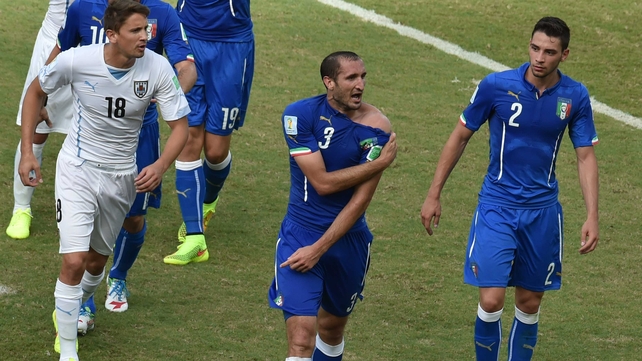 Giorgio Chiellini shows evidence of what would become one of the stories of the World Cup