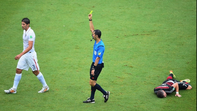 The only notable events of the first half came in two yellow cards. Here, USA defender Omar Gonzalez was booked at 37'