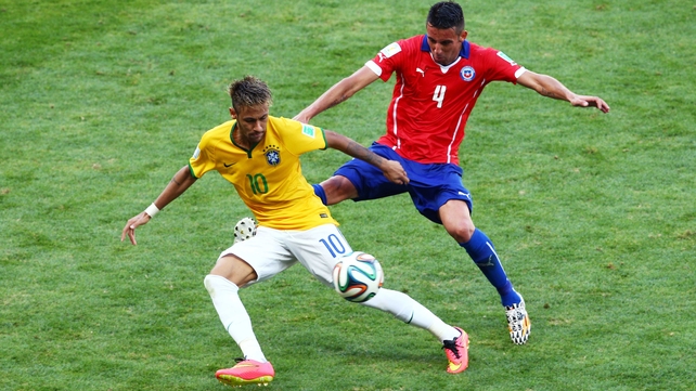 Neymar sought to expose this blow to Chile's defence, while Isla made sure to keep him in check