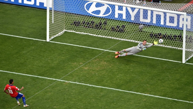 In the end, Brazil defeated Chile 1-1 (3-2) on a final save from Cesar on a Jara strike