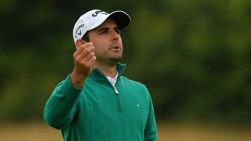 Fabrizio Zanotti checks the wind conditions during the final round