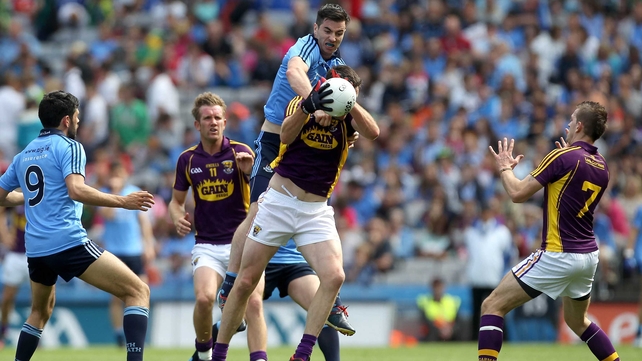 Michael Darragh Macauley climbs high to challenge Daithi Waters