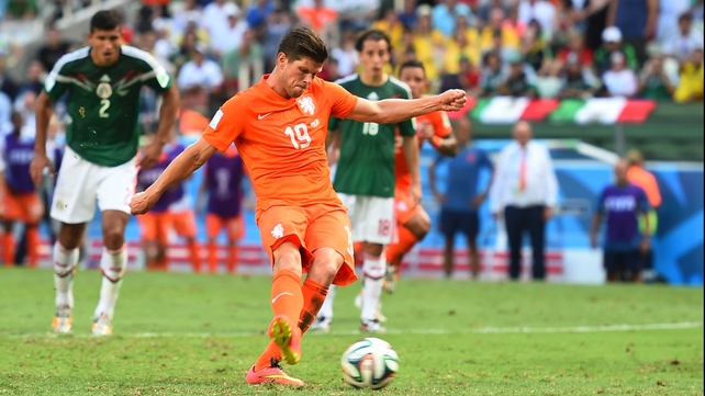 Forward Klaas Jan Huntelaar took the penalty at 90 +4'