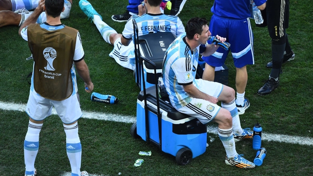 But, at the end of 90' the score was still drawn at 0-0. Messi took on fluids to prepare for the extra 30 minutes of play