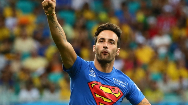 Da da da dah! Da da da dah! Is it a bird? Is it a plane? No, it's ... just some guy invading the pitch. The game restarted after a brief stoppage.