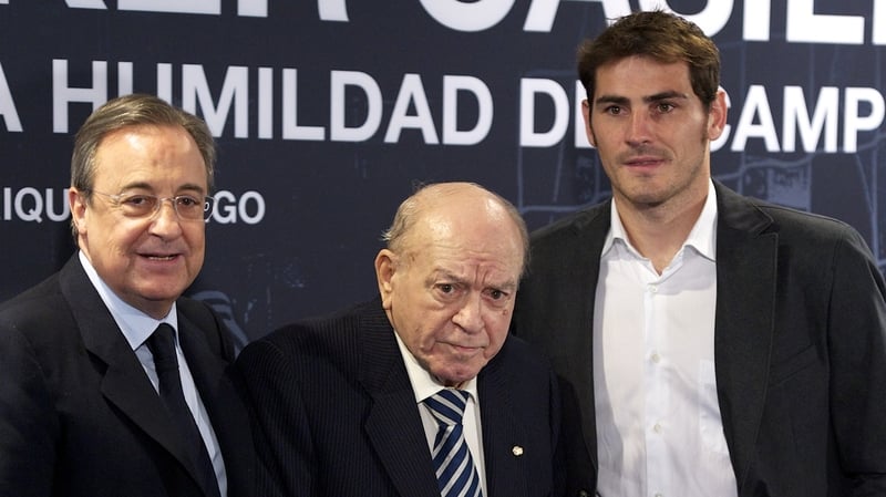 Alfredo Di Stefano pictured recently with Real Madrid President Florentino Fernandez (L) and goalkeeper Iker Casillas