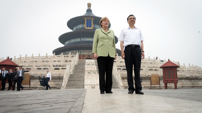 Angela Merkel and Chinese Premier Li Keqiang in front of the Temple of Heaven in Beijing