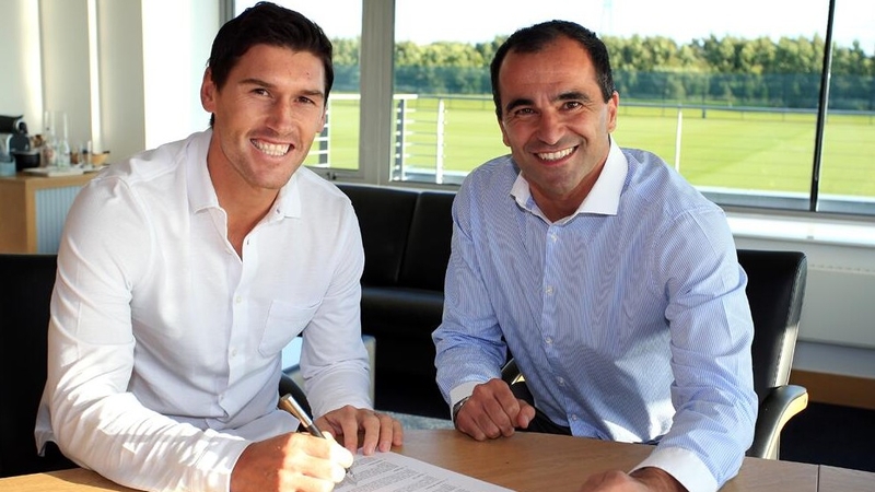 Gareth Barry put pen to paper on a three-year deal at Everton (Pic: @Everton)