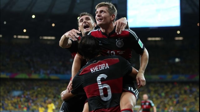 And only two minutes after that, Kroos got another one by Cesar, putting Germany up at an unbelievable score of 4-0